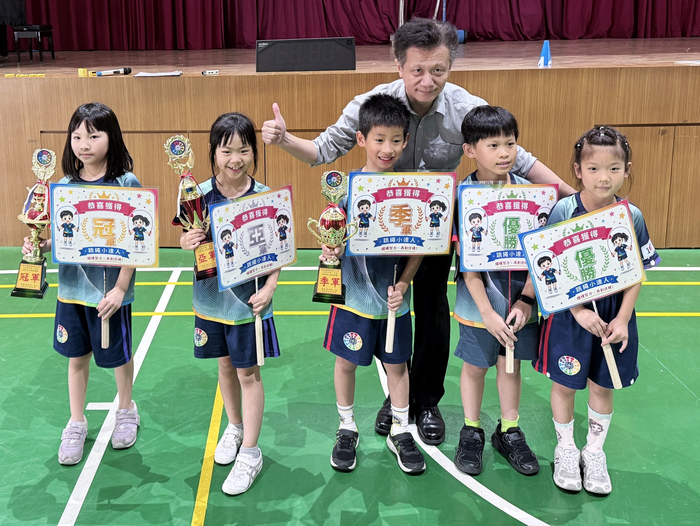 優勝班級與校長合影